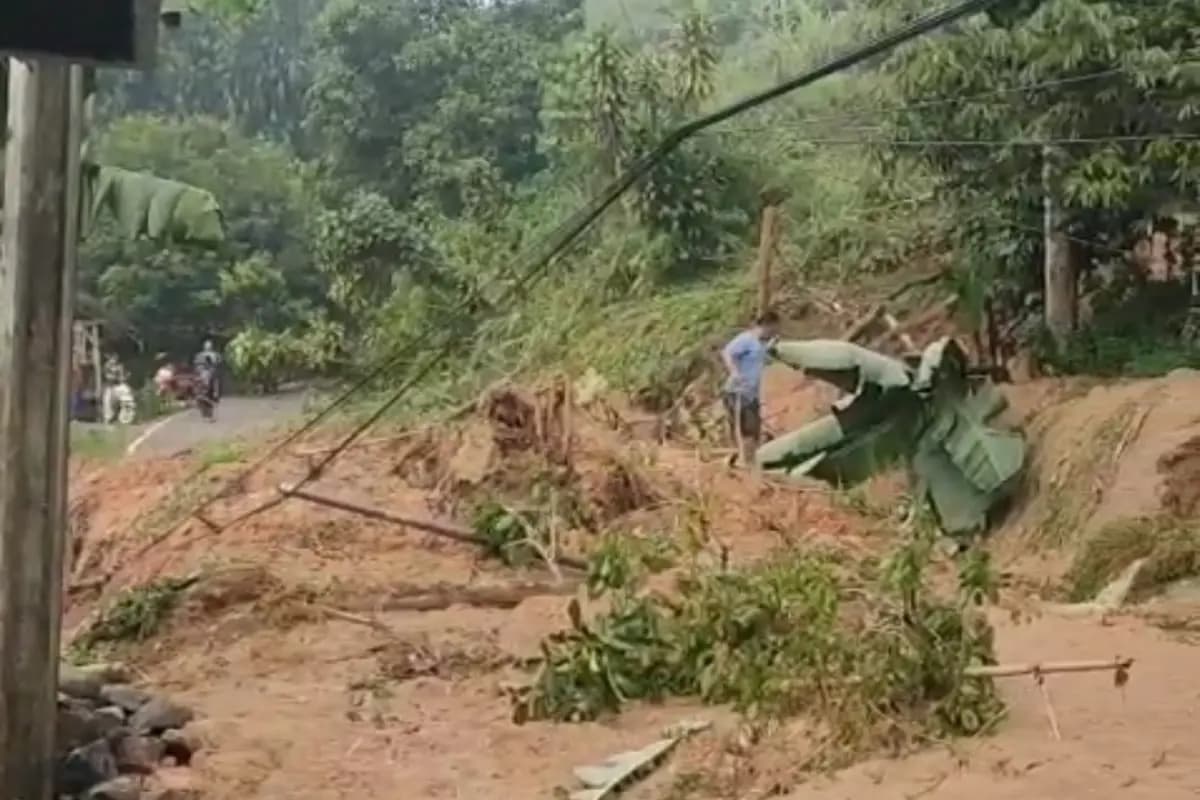 Longsor Lumpuhkan Akses Menuju Situs Megalitikum Gunung Padang Cianjur